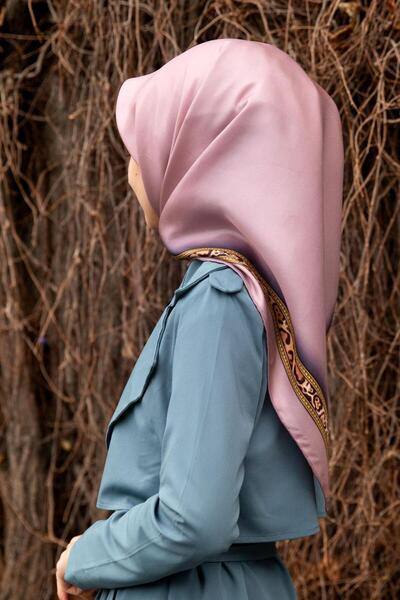 Vissona %100 Twill İpek Bordürü Leoparlı Düz Desenli Pudra - Gold Renkli 90x9...