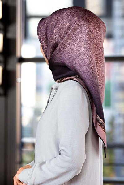 Vissona %100 Twill Barok Desenli Pudra Renkli 90x90 Eşarp Dikim Şekli: El Dikişi