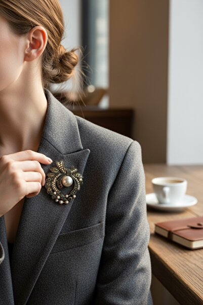 FAYRA ACCESSORIES Kristal Taşlı Arma Çelenk İnci Broş