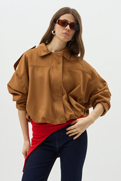 Rays سترة نسائية بياقة قميص وحزام مطاطي عند الخصر بمظهر جلد الغزال البني 60538