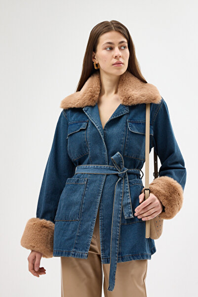 Rays سترة نسائية من الدنيم مع ياقة وأساور من الفرو الأزرق وتفاصيل حزام 3500