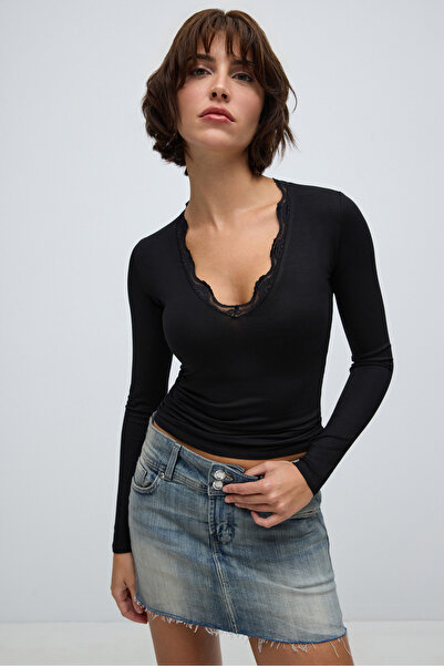 MERLİ. Katherine Dantel V Yaka Bluz