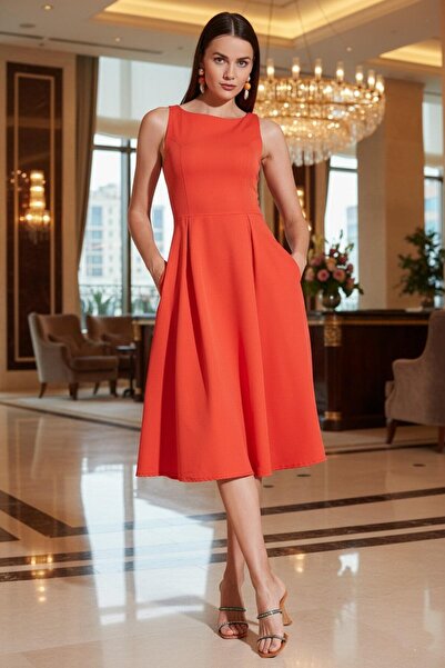 Lela Plisované midi šaty s kapsami u krku 6051963