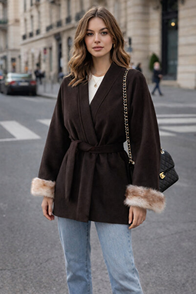 Glowear Atelier سترة نسائية رفيعة بتفاصيل فرو على الأكمام وحزام - لون بني