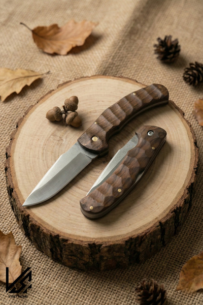 Visby Home Doğanın Ustalığı Cebinizde: Sırttan Kilitli N690 Çelik ve Ceviz Ağ...