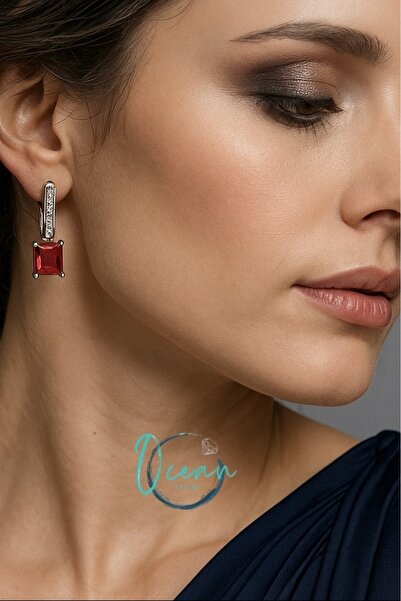 OCEANDESING Pirinç Gümüş Renk Kırmızı Kare Zirkon Taşlı Kadın Küpe