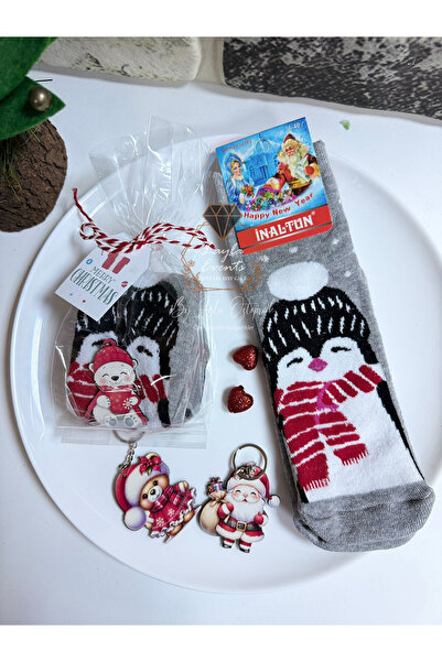 LAYLAEVENTS حزمة هدايا خاصة لرأس السنة الجديدة تتضمن جوارب للجنسين بتصميم عيد الميلاد وسلسلة مفاتيح خشبية مطبوعة بالأشعة فوق البنفسجية