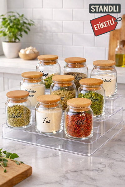 Mutfak Köşesi طقم توابل زجاجي من بيورجلاس مكون من 9 قطع مع أغطية خشبية وحامل - برطمانات محكمة الإغلاق - حامل ثلاثي الطبقات مع ملصقات