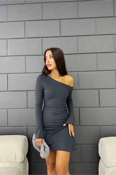 Fav Style فستان نسائي قصير بأكمام طويلة ورقبة غير متماثلة بلون دخاني وفتحة عميقة