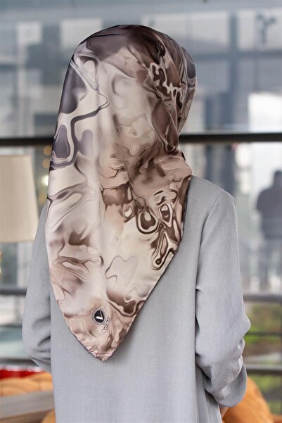VİOLLA Rayon Batik Desenli Gri Renkli 90x90 Dikim Şekli : El Dikişi Eşarp (İp...