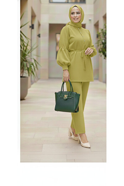 onlymoon طقم ملابس محتشمة من قماش السكوبا الأخضر – بنطلون بخصر مرتفع وجيبين وبلوزة بياقة مزودة بأزرار