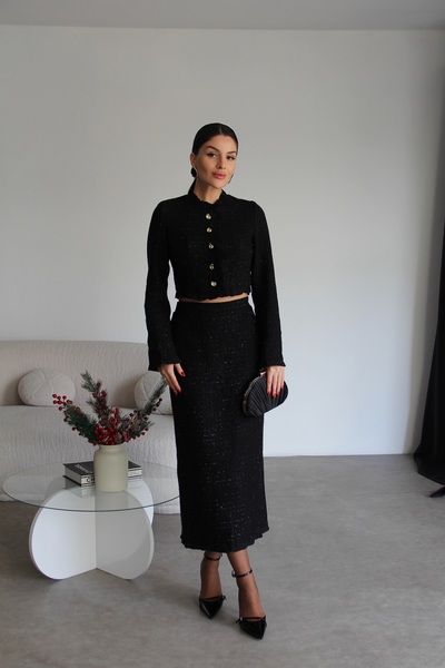 Julidress سترة قصيرة مبطنة بأزرار ذهبية لامعة سوداء مع تنورة متوسطة الطول وطقم تويد فاخر