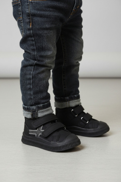 PATİK BEBE حذاء للأطفال الذكور ذو نعل طبي خفيف ومرن باللون الأسود