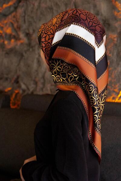 Vissona Eșarfă 100% mătase twill cu lanț și model etnic, culoare bej - bej, 90x90 cm. Metodă de cusut: Cusută manual.