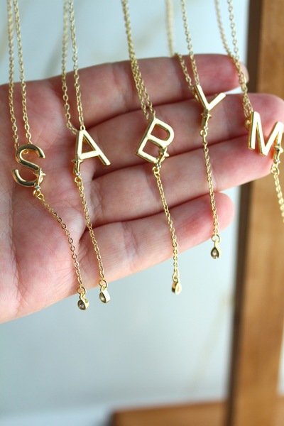 sahidesignatelier قلادة حرف أ من أليا هارت أفاك شير