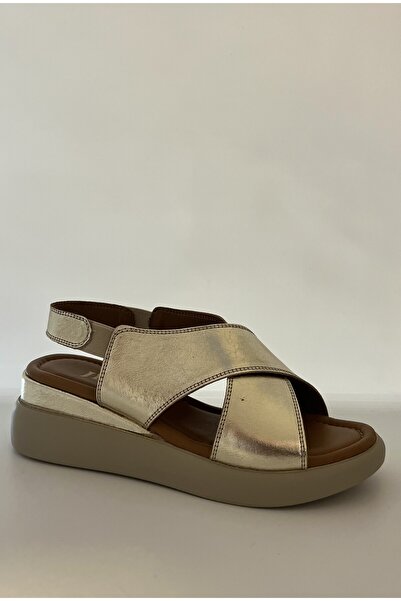 JESSE صندل من الجلد الطبيعي بنعل طبي ذهبي مع خصر مطاطي من الخلف