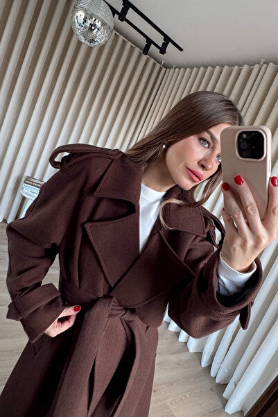 Sue Store Palton maro din lână cu curea, cu detaliu de epoleți, căptușit cu cu două rânduri de nasturi