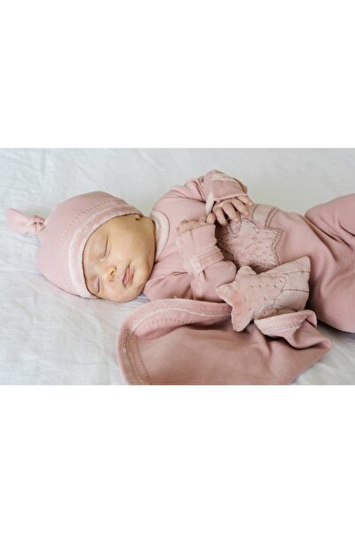 Lovedbaby Set Cadou Bebe 3-6 Luni – Body, Căciuliță cu Nod & Jucărie de Dormi...