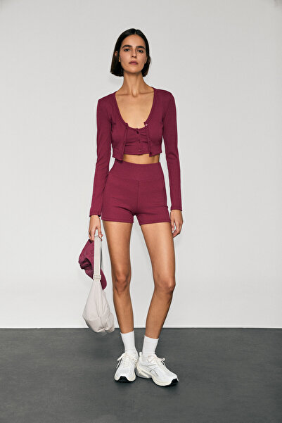 Urban Beat شورت رياضي نسائي من ONIRA مصنوع من قماش ناعم ومرن ومطبوع بتفاصيل دقيقة باللون العنابي