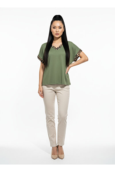 Vita Fortuna Leopar Detaylı V Yaka Kadın Bluz – Rahat Kesim Şık Günlük Bluz