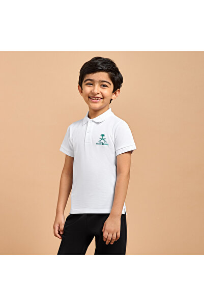 Juniors تيشيرت بولو بأكمام قصيرة مطبوع عليه شعار اليوم الوطني للمملكة العربية...