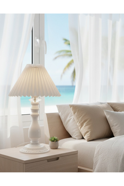 Decodelight مصباح طاولة عصري أبيض بتصميم ريفي مع قاعدة معدنية وغطاء قماشي أبيض مطوي مقاس 22 بوصة