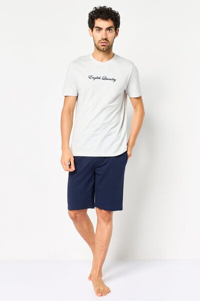 English Laundry طقم رجالي من قطعتين، تي شيرت وشورت بشعار مطرز، متعدد الألوان