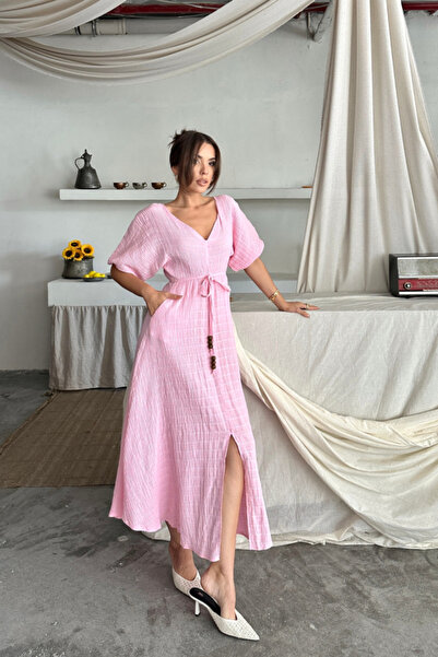 Zerenyus V YAKA BEL BONCUK BAĞLAMALI MÜSLİN ELBİSE YIRTMAÇ DETAYLI - Pembe