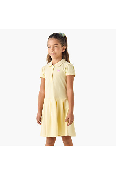 Juniors فستان بولو بأكمام قصيرة ومزين بشعار