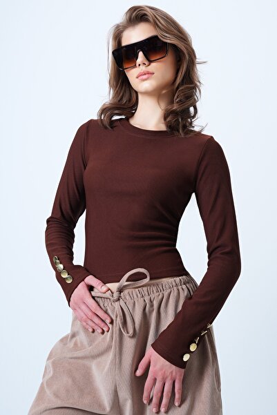 Trend Alaçatı Stili Γυναικεία καφέ μπλούζα με λαιμόκοψη και χρυσό κουμπί με λεπτομέρεια Ottoban Vs01175