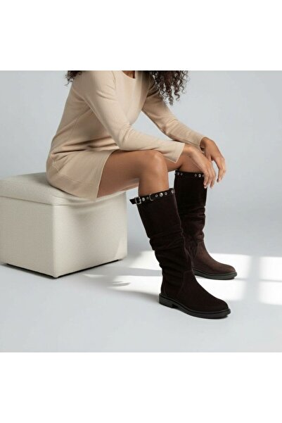 NE&VE SHOES Kahve Süet Deri Diz Altı Aksesuar Detaylı Kadın Körüklü Çizme