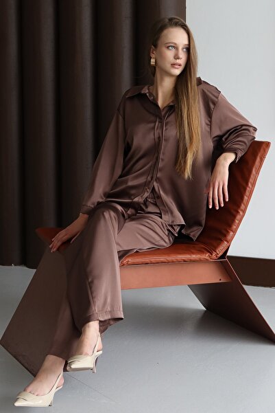 Trend Alaçatı Stili Kadın Kahverengi Düğmeli Oversize Saten Gömlek Vs01428