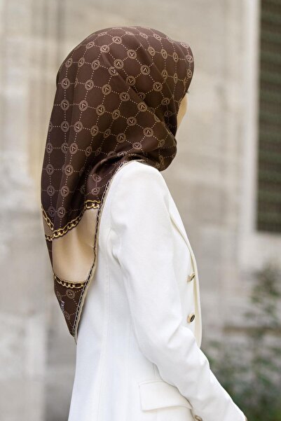 Vissona % 57 İPEK % 43 VİSKON Twill İpek Zincirli Ve Monogram Desenli Sütlü Kahve - Bej Renkli 90x90 Eşarp D