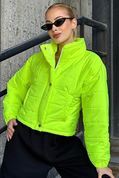 Trend Alaçatı Stili Women's Neon Green Mock Neck Snap Fasteners and Zipper Closure Inflatable Lined Coat Vs01301
