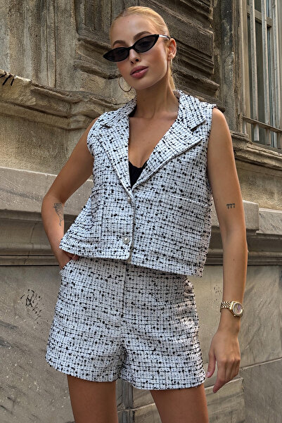 Trend Alaçatı Stili Ecru Double Pocket Shorts with Button and Zipper Closure ...