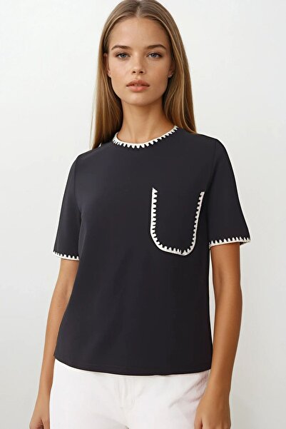 Trend Alaçatı Stili Γυναικείο μαύρο κεντημένο μπλουζάκι με μονή τσέπη Vs00164