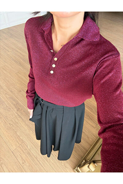 FEMMESTUDIO بلوزة نسائية تريكو لامعة بياقة بولو وأزرار ذهبية باللون العنابي