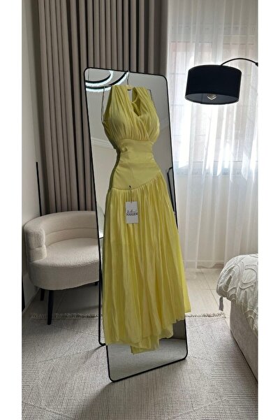 Nareen Fashion فستان سهرة أنيق باللون الأصفر الفاتح، يتميز بتصميم ناعم يفيض أنوثة وحيوية