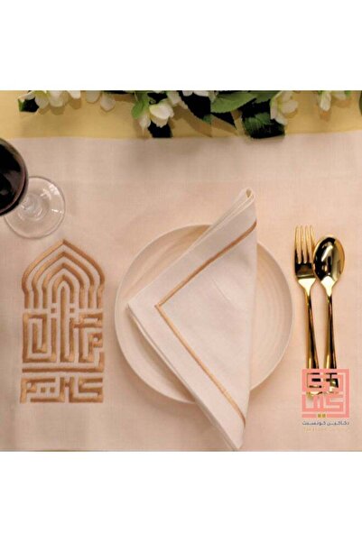 Dakakeen Concept طقم رمضان الفاخر من دكاكين الخير - طقم أنيق من مفارش ومناديل طاولة الطعام مزين بعبارة "رمضان"