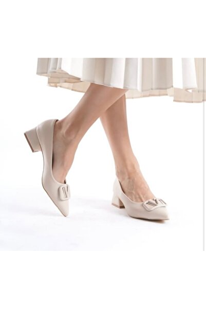 Yazın Ayakkabıları BEJ ÖNÜ TOKA DETAYLI SİVRİ BURUN KALIN VE KISA TOPUKLU AYA...