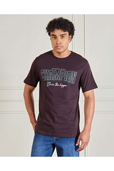 REDTAG تي شيرت رجالي بني أساسي برسومات جرافيكية