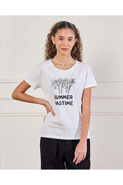 REDTAG تيشيرت أبيض مطبوع عليه رسومات لأنشطة صيفية للبنات في المرحلة الثانوية