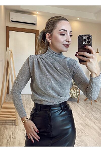 BeeYouStudio Simli Omuzdan Drape Detaylı Bluz