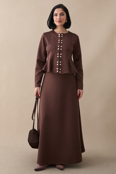 InStyle بدلة سكوبا بنية اللون مع تنورة ذهبية اللون