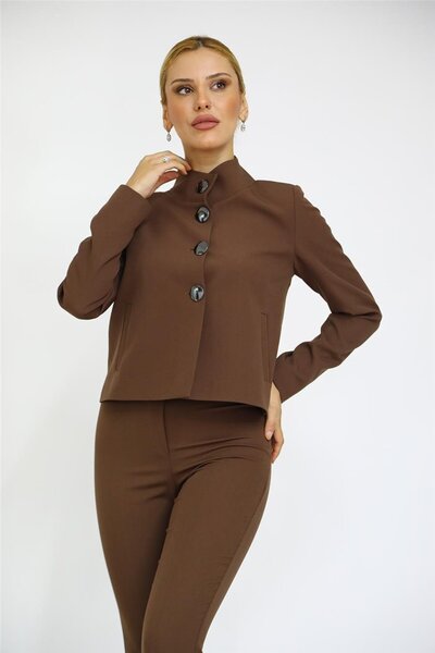 ÖNDER ÖZSOY ياقة مرتفعة متوسطة الطول سترة رياضية قصيرة للنساء - كستنائي