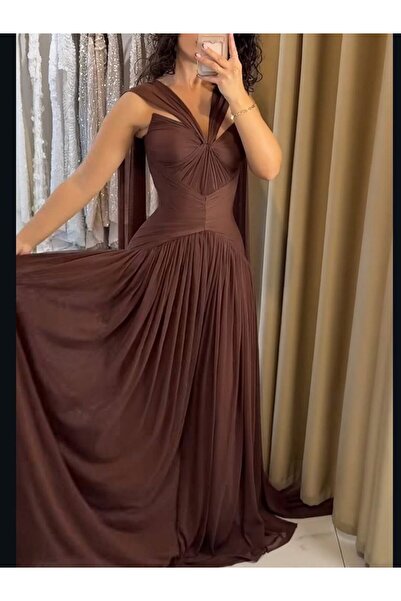 tsuwahen فستان سهرة أنيق يخطف الأنظار بتصميمه العصري والأنثوي