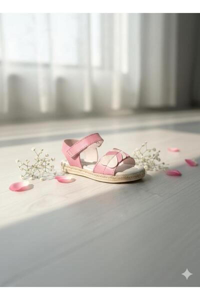 asyagiyimavm25 Prenseslerin İlk Adımlarına Zarafet: Kalp Detaylı Pembe Sandalet