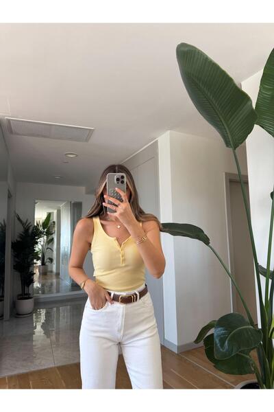 MERVE AKSOY Sarı Yakası Düğmeli Atlet