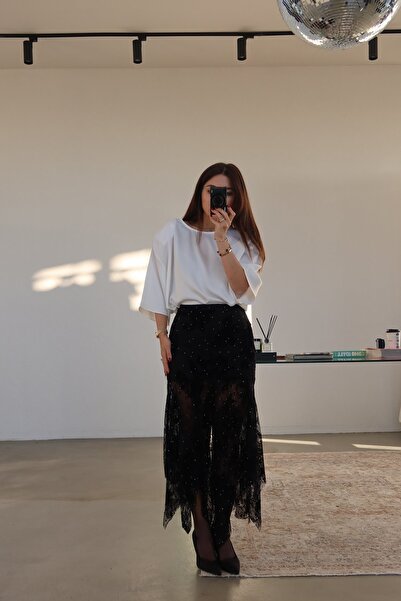 Özge Özgenç تنورة دانتيل بقصة غير متماثلة مزينة بالأحجار