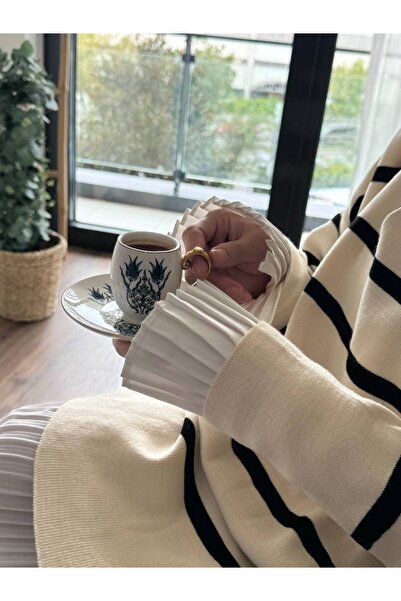 Giel Pleated Buttoned Sleeves